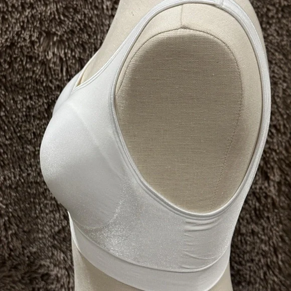 Bali Comfort Revolution Sports Bra NWOT - Picture 6 of 6